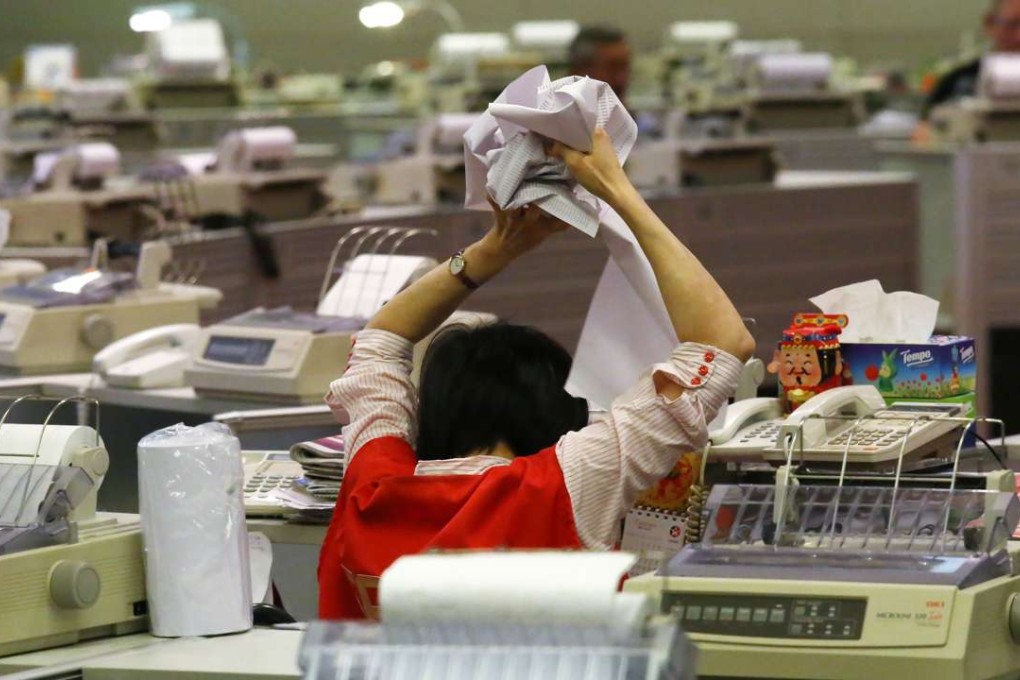 Floor traders are seen at the Hong Kong stock exchange in Central in this Juy, 2015 file photo: Nora Tam