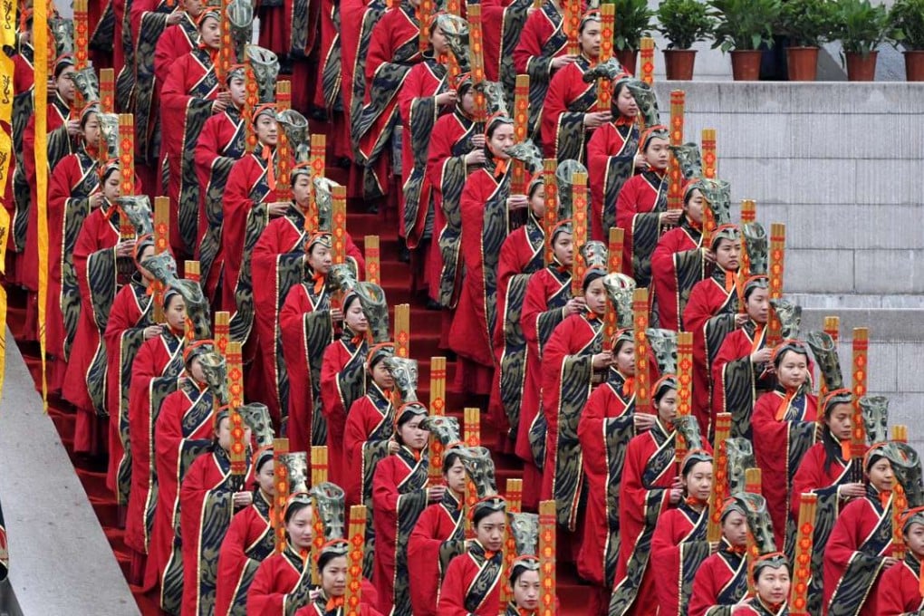 Costumed participants worship the Yellow Emperor, the traditional ancestor of all Chinese, during the Ching Ming tomb sweeping festival at his mausoleum in Huangling county, Shaanxi province in April. Photo: Reuters