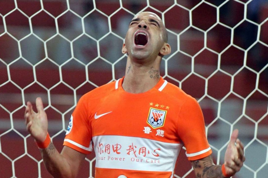 Diego Tardelli of Shangdong Luneng reacts after missing a goal in their AFC Champions League last-16, first-leg match in Jinan. Photo: AFP