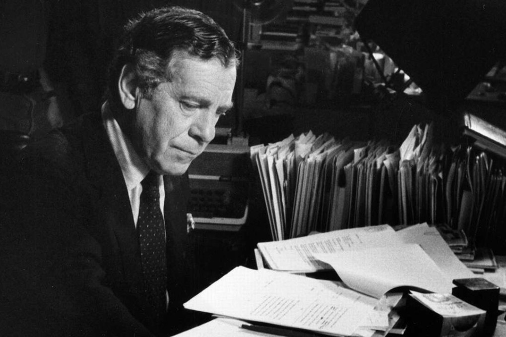 This 1985 photo released by CBS shows Morley Safer at his office in New York. Safer, the veteran “60 Minutes” correspondent who exposed a military atrocity in Vietnam that played an early role in changing Americans’ view of the war, died Thursday. Photo: AP