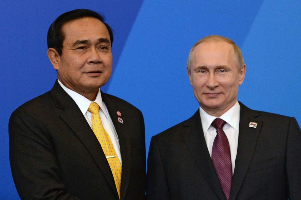Russian President Vladimir Putin (right) with Thai Prime Minister Prayuth Chan-ocha. Photo: EPA