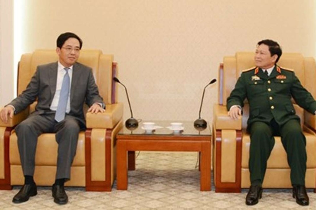 China’s ambassador in Hanoi, Hong Xiaoyong, meets Vietnam’s defence minister Ngo Xuan Lich. File Photo