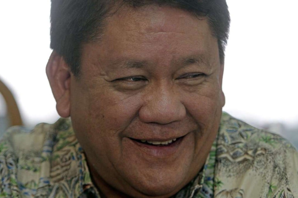 epa05316238 Filipino Cebu City Mayor-elect Tomas Osmena speaks after handing over a reward money to Police officer Julius Regis (unseen) during reward ceremony rites in Cebu City, Philippines, 19 May 2016. The Police officer shoot two suspected robber few days ago in Cebu City. Tomas Osmena, mayor-elect of Cebu, the 'second city' of the Philippines, has offered the city's residents over $1,000 for every criminal they manage to kill, media reported Thursday."The reward is P5,000 (around $100) for wounding a criminal and P50,000 (over $1,000) for a dead criminal," Osmena said. "To get the P50,000, the criminal should be dead," added the mayor, who was elected in the May 9 According to Osmena, both police officers and general elections. civilians will receive the sum only if the killing is legal and the gun used is licensed. "There is a robbery. They (civilians) come to the rescue (of the victim and) shoot the robber," Osmeña elaborated. "What is important is that the robbers will be scar