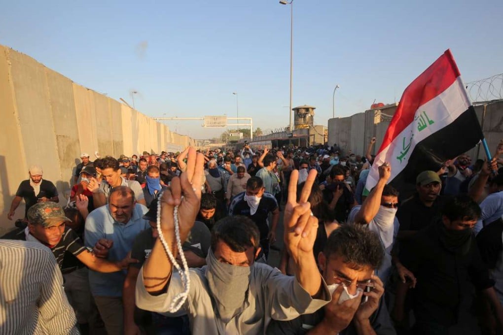 Supporters of Iraqi cleric Moqtada al-Sadr flee from tear gas fired by security forces during clashes after demonstrators broke into Baghdad's fortified "Green Zone" on May 20, 2016. Photo: AFP