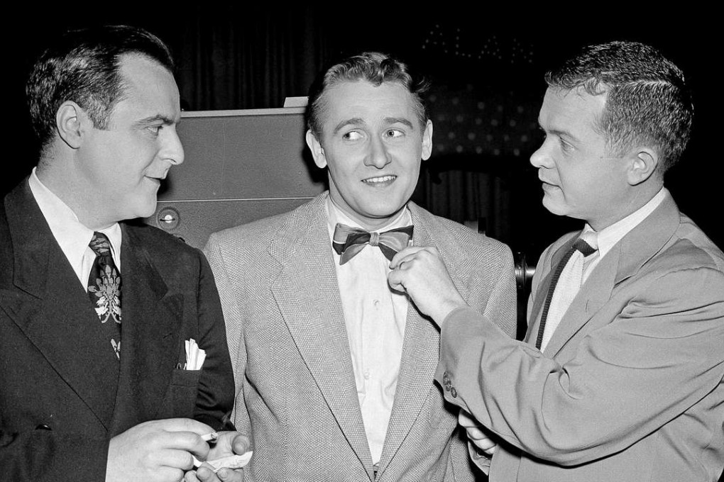 Alan Young (centre) during an on-set interview in 1950. Photo: AP