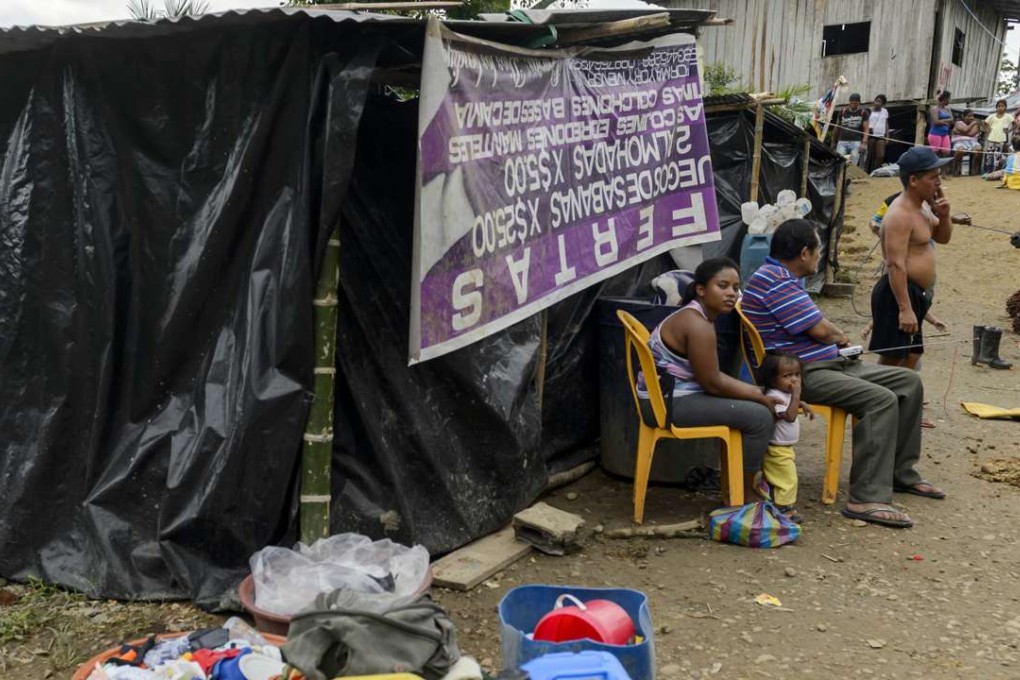 People huddle outside their homes after a 6.8 earthquake hit Mompiche, Esmeraldas province, Ecuador, on May 18, 2016. A new earthquake measuring 6.8 on the Richter scale struck Ecuador's north coast on Wednesday, killing one person and injuring 85 others, Ecuadorian President Rafael Correa said. Photo: Xinhua