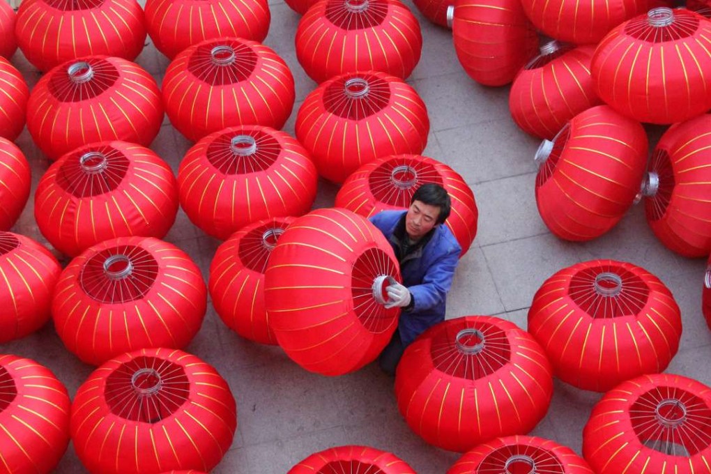 A villager airs red lanterns in Xingtai City, north China's Hebei province, famous for lantern production. Photo: Xinhua