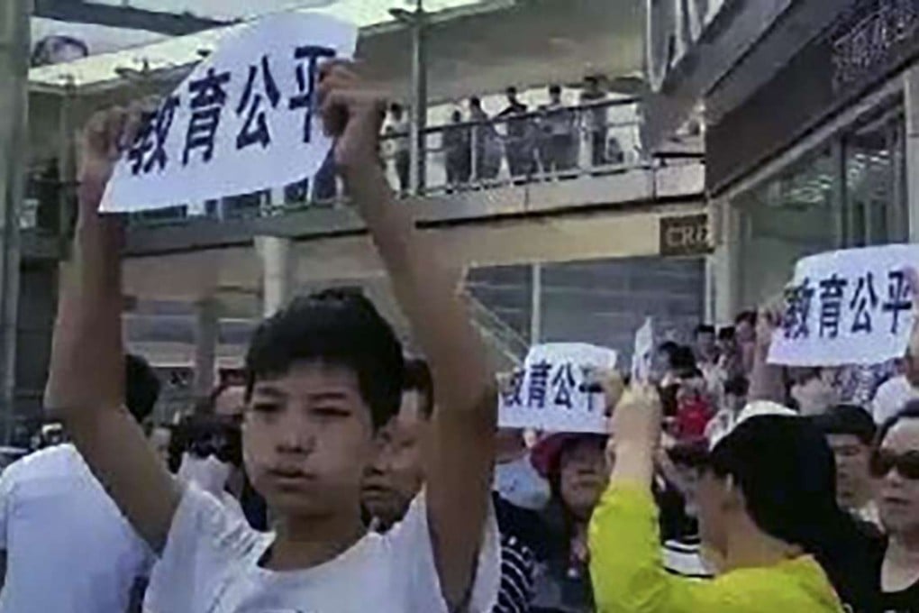 Hundred of protesters in Zhengzhou, Henan, demonstrate against what they say are unfair quotas for university places. Photo: SCMP Pictures