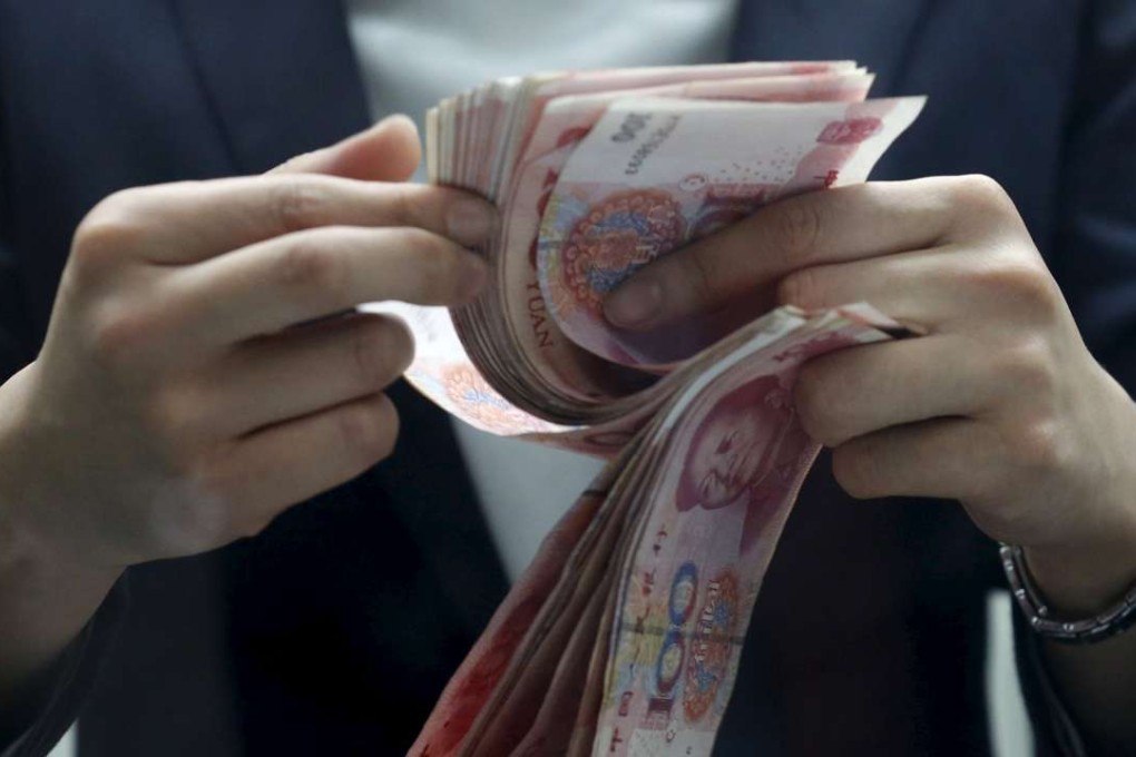 A cuclerk counts Chinese 100 yuan banknotes at a branch of a foreign bank in Beijing. Photo; Reuters, Kim Kyung-Hoon.