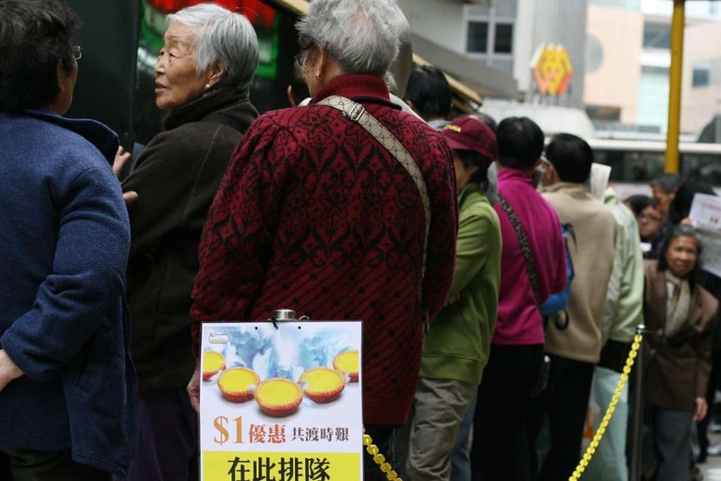 About 100 people form a queue to snap up egg tarts on offer at HK$1 for half a dozen. Photo: Dickson Lee