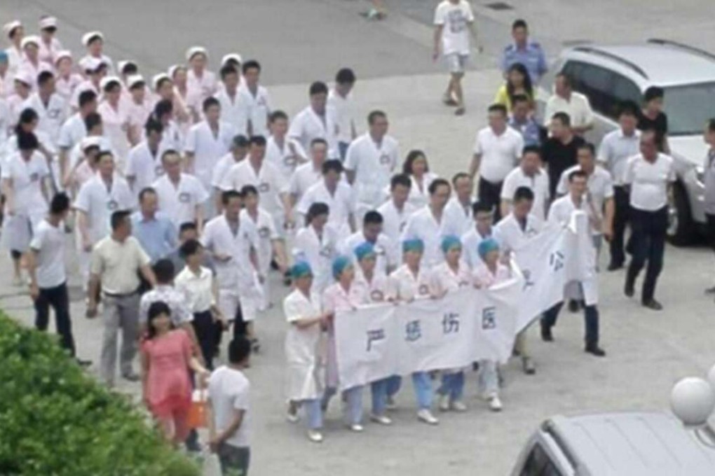 Doctors and nurses of Guangzhou’s Dafeng Hospital protest against the violence on Monday. Photo: Southcn.com
