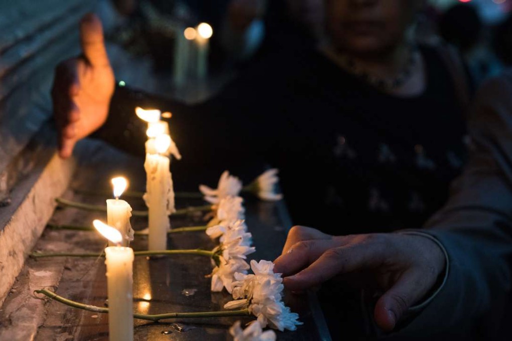 People participate in a candlelight vigil in memory of the victims of the Egyptian airplane crash. Photo: Xinhua