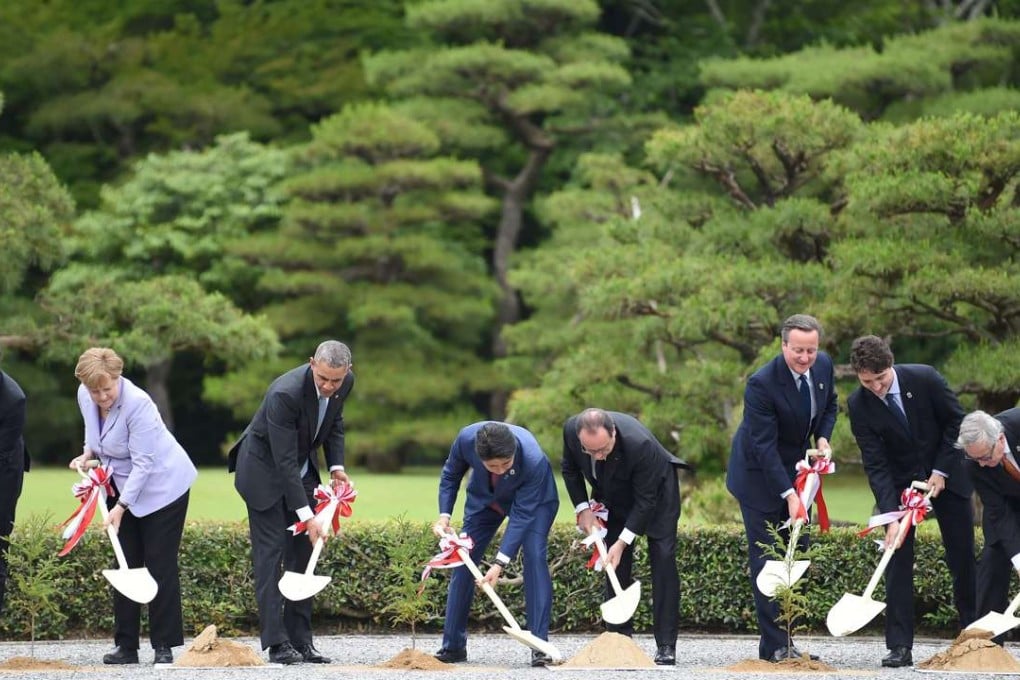 G7 leaders plant trees at a shrine yesterday on the first day of their summit in Japan. From left: Italian Prime Minister Matteo Renzi, German Chancellor Angela Merkel, US President Barack Obama, Japanese Prime Minister Shinzo Abe, French President Francois Hollande, British Prime Minister David Cameron, Canadian Prime Minister Justin Trudeau and European Commission President Jean-Claude Juncker. Photo: AFP