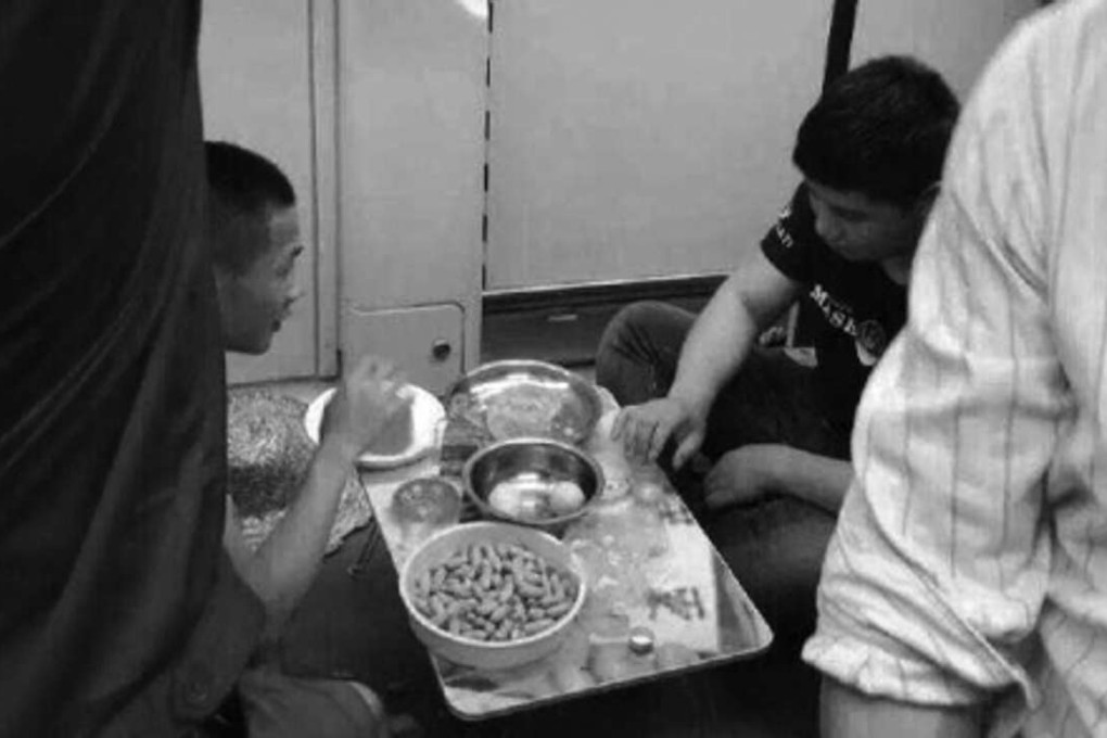 ‘Limouge’ and friend enjoy a bite to eat on the floor of the subway carriage in Guangzhou. Photo: Sina.com