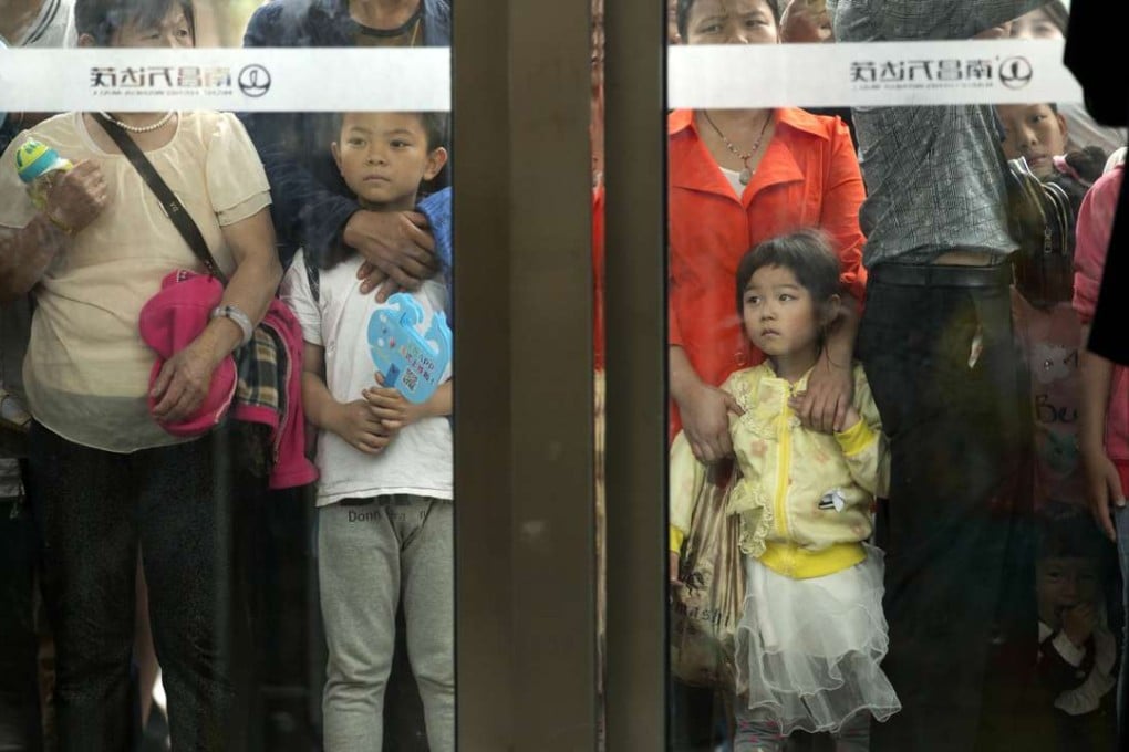 Chinese people queue to enter an entertainment complex in Nanchang, Jiangxi province. In interviews by journalists for several “top” Western news sources, the main question posed was whether the Qiaobi ad shows that “the Chinese are racist”. Photo: AP