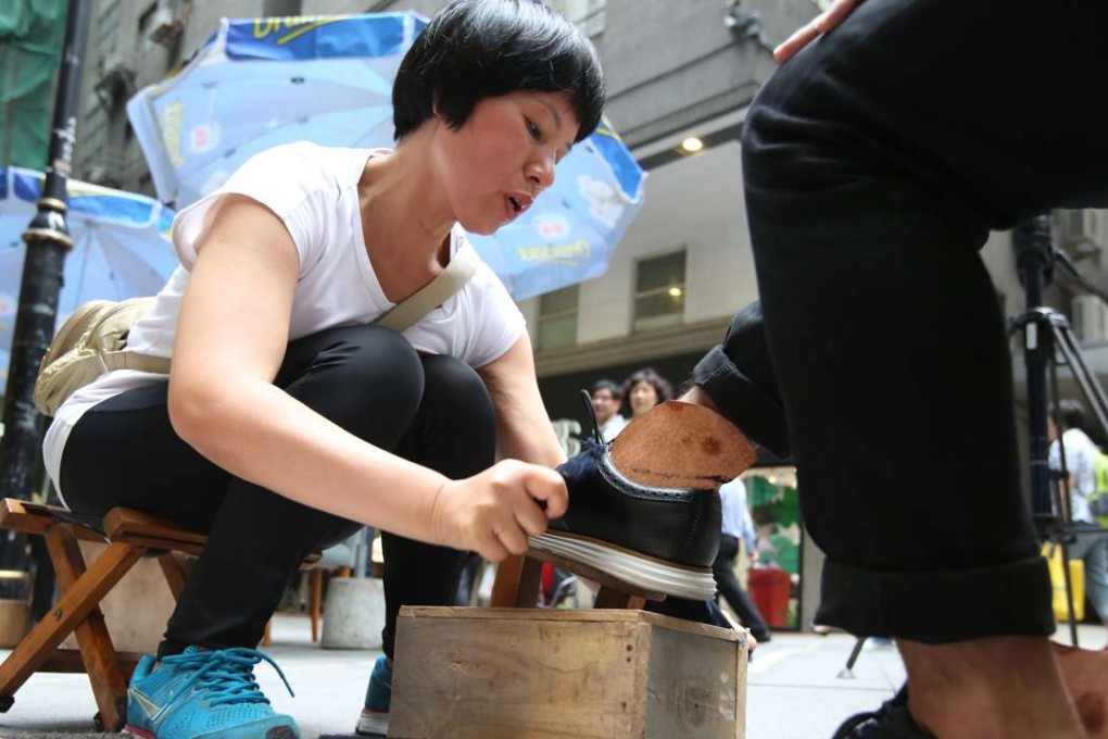 Zheng Dingzhen at work on Theatre Lane, Central. Photo: Nora Tam