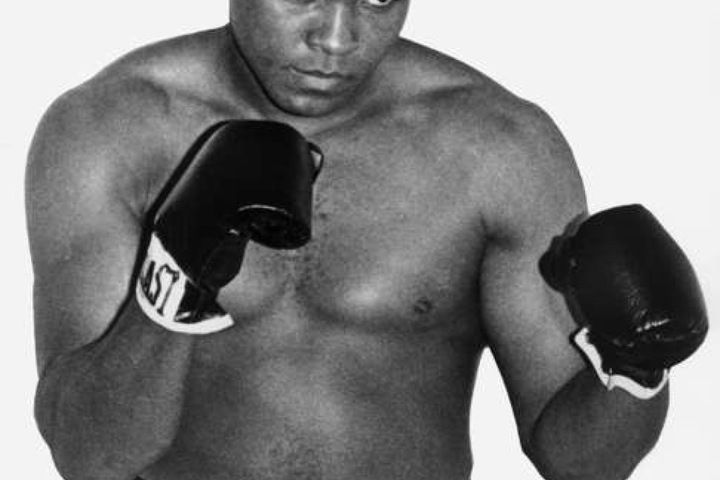 photo datÈe des annÈes 60 de l'ancien champion du monde de boxe dans la catÈgorie des poids lourds, Mohammed Ali (Cassius Clay). Mohammed Ali devint champion olympique des poids mi-lourds en 1960 puis champion du monde poids lourds pour la premiËre fois en fÈvrier 1964 contre Sonny Liston. Picture dated from the 60's of the U.S. boxing champion Cassius Clay (Muhammad Ali), who got the Olympic middle heavyweight gold meadal in 1960 in Rome, aged 18, and got the professional world heavyweight title for the first time in February 1964 against Sonny Liston.