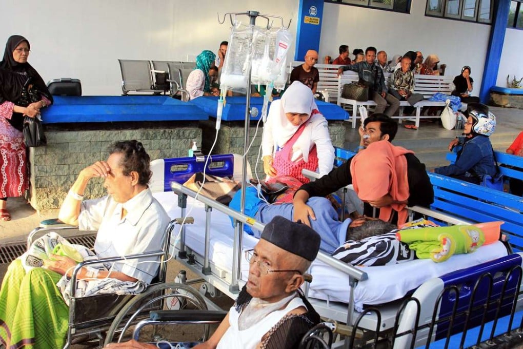 Patients of the M. Djamil Padang hospital are evacuated to a safe place after an earthquake hit Padang. Photo: Xinhua
