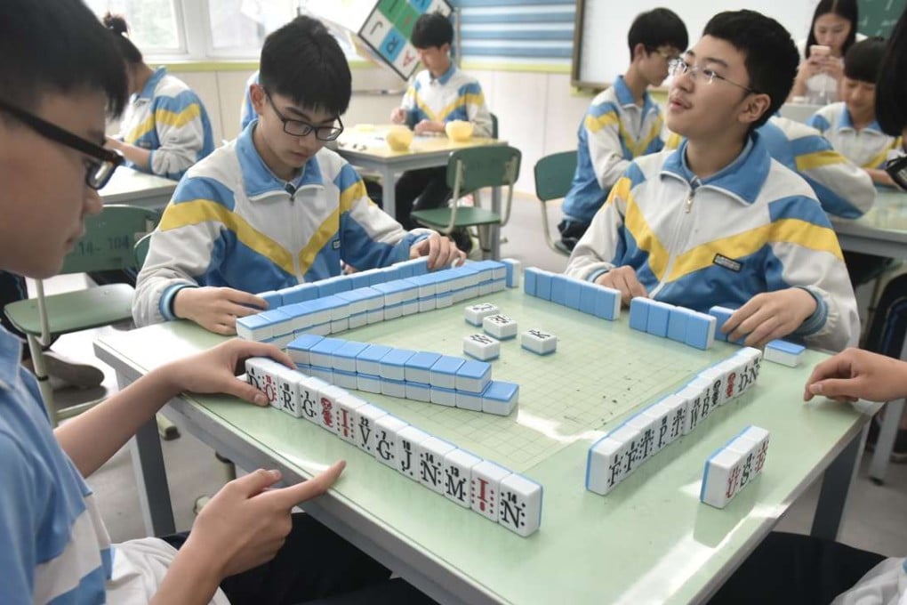 Pupils of Jitou Middle School in Chengdu, Sichuan province, play their game of ‘English mahjong’ in class. Photo: Imaginechina