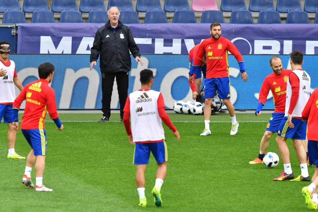 Spain coach Vicente del Bosque oversees a training session at Red Bull stadium in Salzburg. Photo: AFP