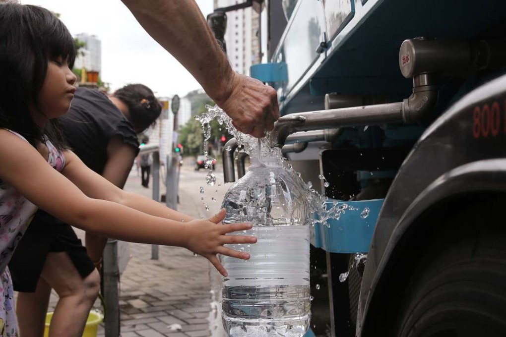 Residents of Hiu Kwong Street in Sau Mau Ping fetch drinking water from a temporary standpipe after supplies were cut. Photos: Sam Tsang