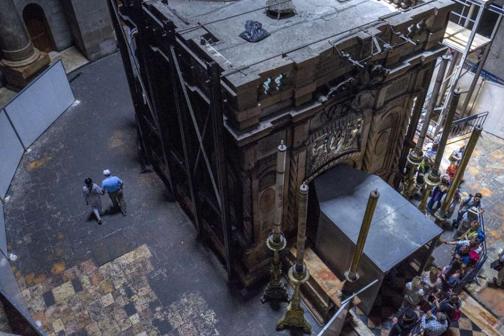 Tourists and pilgrims line up to visit Christ's tomb in Jerusalem’s Church of the Holy Sepulchre. Photo: EPA