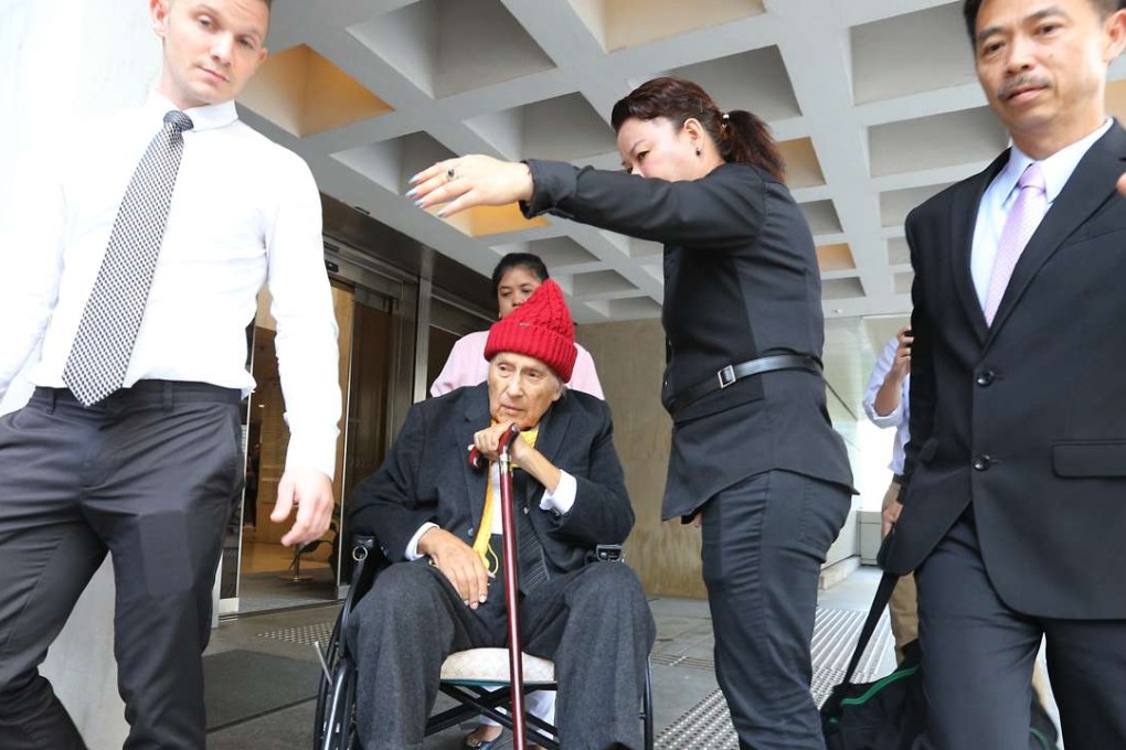 Billionaire Eric Hotung outside the High Court. Photo: Felix Wong