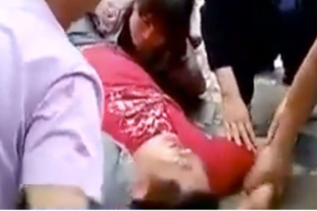 The pupil is restrained after he became hysterical following the test. Photo: Iqilu.com