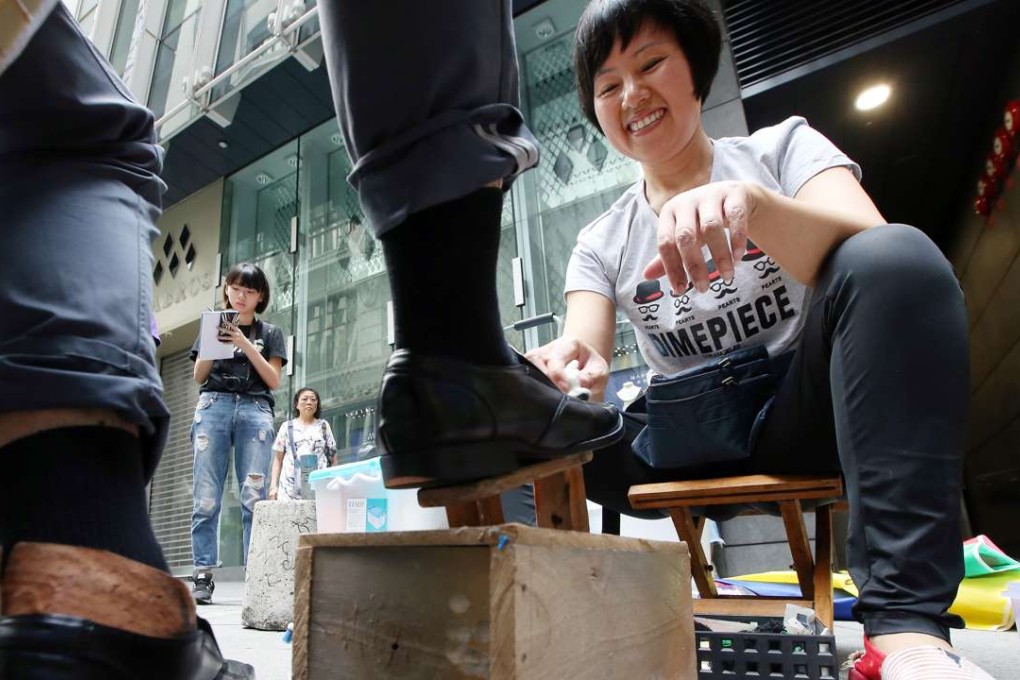 Zheng Dingzhen at work on Theatre Lane in Central. Photo: David Wong