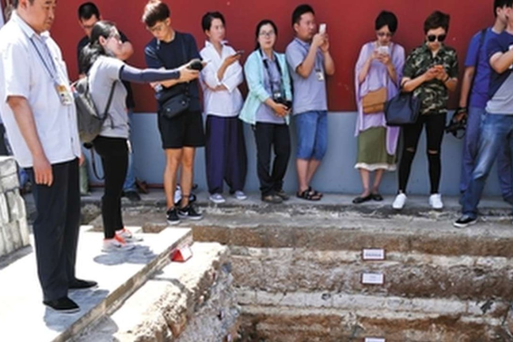 A wall foundation, believed to be a part of a mass palace destroyed in late Ming Dynasty, has been uncovered in a courtyard in the Forbidden City. (Credit: The Beijing News)