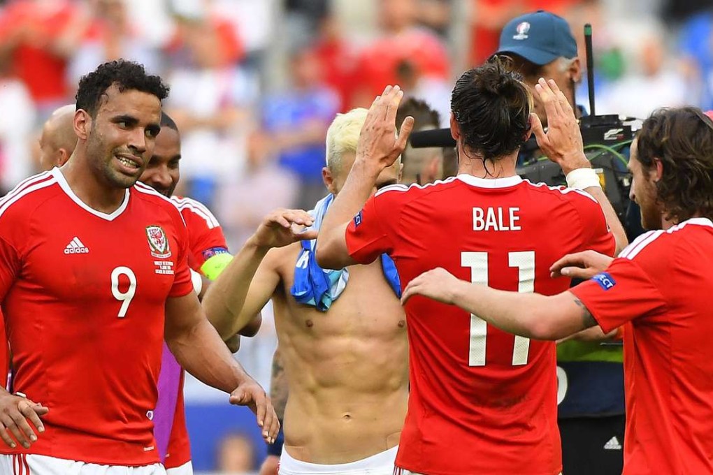 Wales' forward Hal Robson-Kanu (L) and Gareth Bale (2R) celebrate after with teammates after beating Slovakia AFP PHOTO / Joe KLAMAR