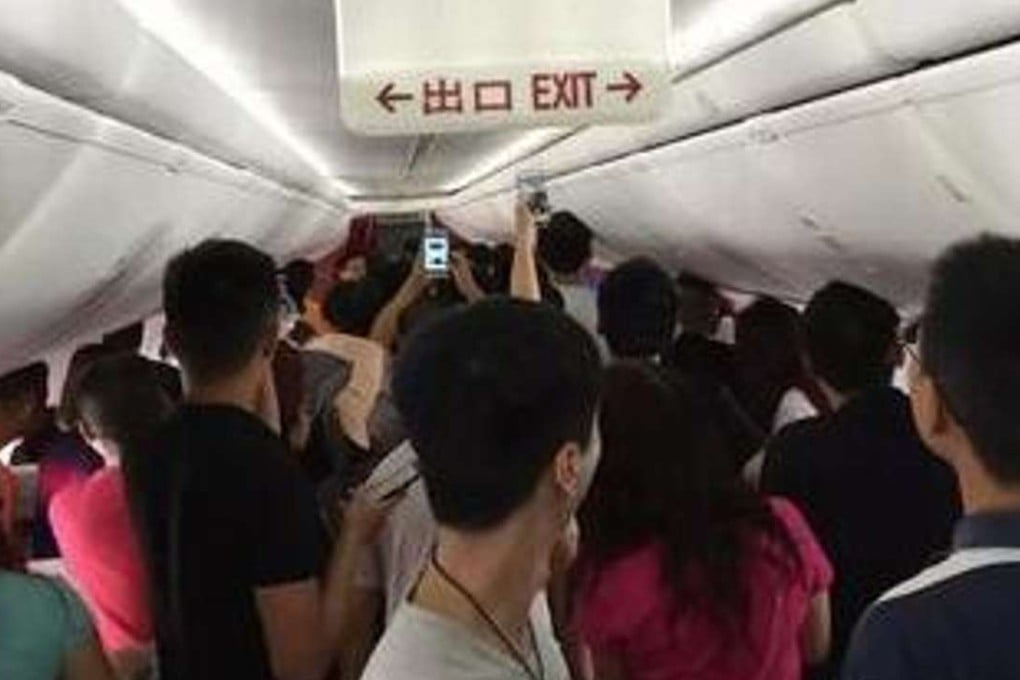 Passengers film the fracas in the front of Hainan Airlines flight from Taiyuan to Chongqing. Photo: Sina.cn