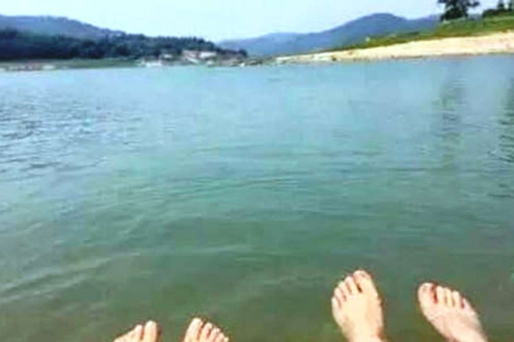 'MOMO136' and friend soak their feet in the Taoqupo Reservoir, which supplies Tongchuan City with its drinking water. Photo: Sina Weibo