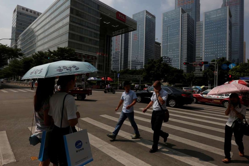 People cross a street in Shenzhen’s Nanshan district. Shenzhen is now ranked among those cities in China with the cleanest air. Photo: Reuters