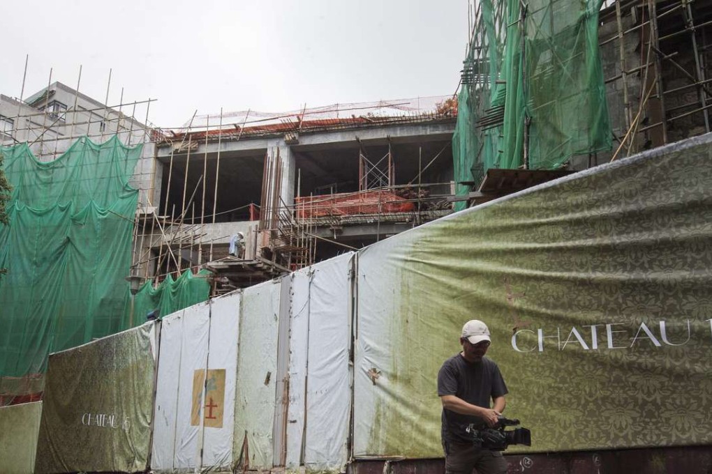 The site at 15 Gough Hill of Chen Hongtian’s luxury house. Photo: EPAepa05349357 A TV reporter walks past 'Chateau 15' at 15 Gough Hill Road, an 9,212 square foot (886 square meter) luxury house still under construction in Hong Kong's luxury Peak residential area, which according to the South China Morning Post has been sold to mainland Chinese property developer Chen Hongtian, chairman of Shenzhen firm Cheung Kei Group, setting a new record price for Hong Kong property of 2.1 billion Hong Kong dollar (237 million euro or 269 million US dollar), or 220,000 Hong Kong dollar (25,000 euro or 28,380 US dollar) per square foot, Hong Kong, China, 07 June 2016. The seller, Hong Kong company Chuang’s Consortium International, which is chaired by billionaire Alan Chuang Shaw-swee, bought the 18,469 square foot (1,716 square meter) site for 166 million Hong Kong dollar (18.8 million euro or 21.3 million US dollar) in 2006. EPA/ALEX HOFFORD