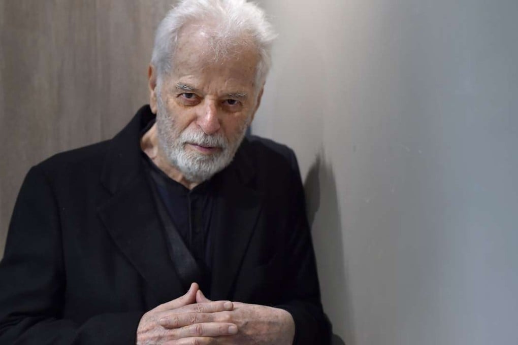 Chilean director Alejandro Jodorowsky poses during a rendez-vous at the 69th Cannes Film Festival in Cannes, southern France, on May 15, 2016. / AFP PHOTO / LOIC VENANCE