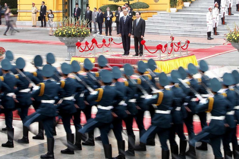 US President Barack Obama and Vietnamese President Tran Dai Quang review an honor guard at the Presidential Palace in Hanoi on May 23. Photo: EPA