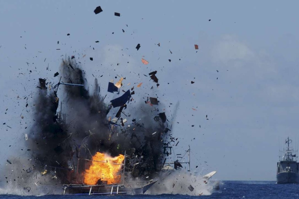 The Indonesian navy scuttles foreign fishing vessels caught fishing illegally in Indonesian waters near Bitung, North Sulawesi in May, 2015, Photo: Reuters