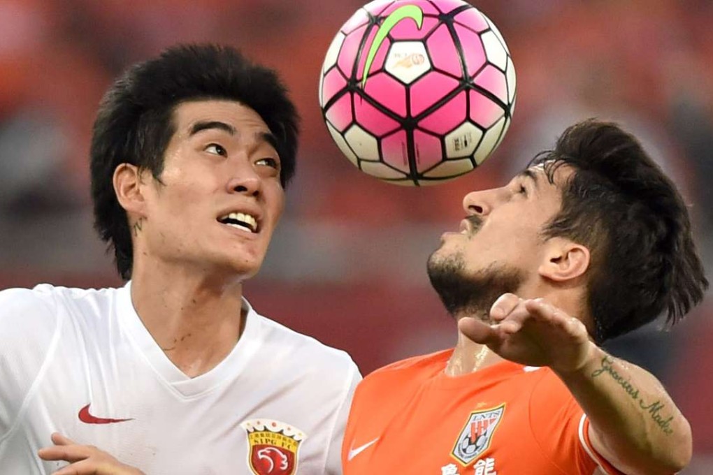 Shanghai SIPG and Shandong Luneng in action in the Chinese Super League. Photo: Xinhua华社记者徐速绘摄