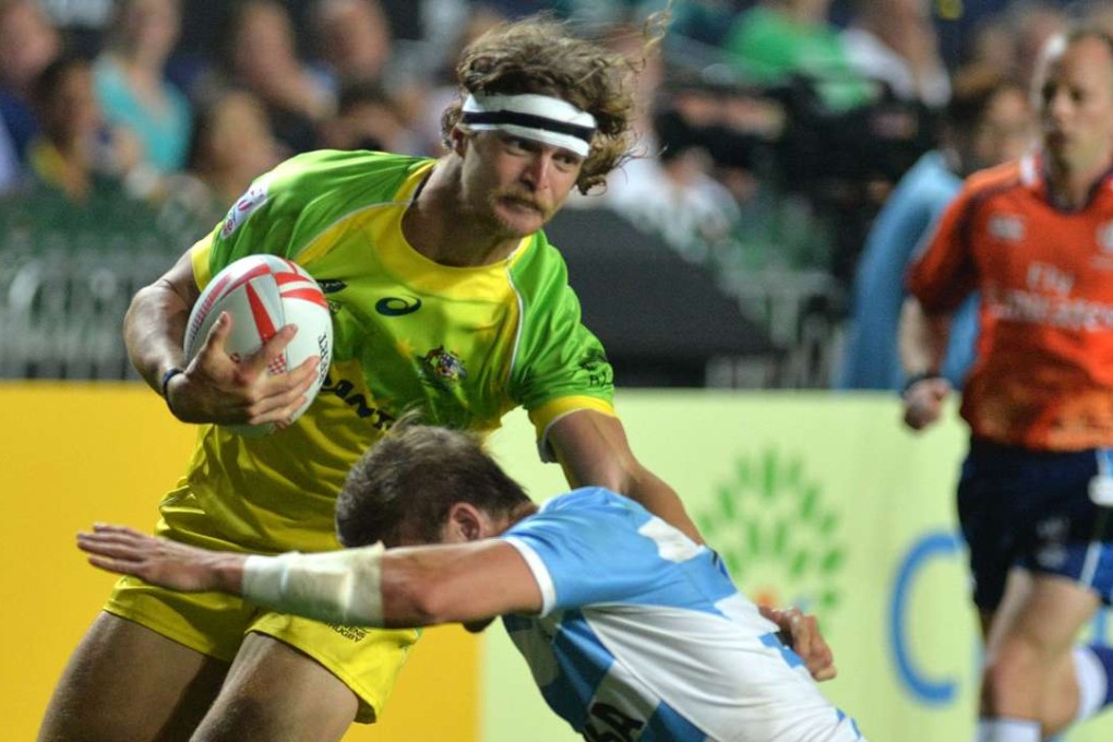 Nick Cummins is tackled by Argentinia’s Sebastian Cancelliere during the 2016 Hong Kong Sevens. Photos: AFP