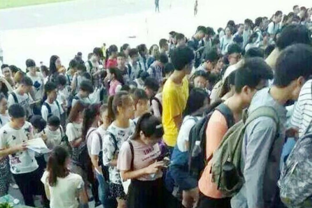 Students waiting to get into the library. Photo: Sina Weibo