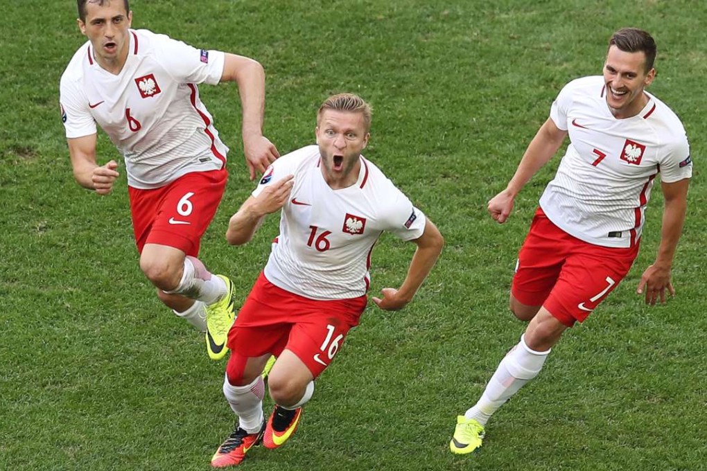Poland's midfielder Jakub Blaszczykowski (C) celebrates after scoring AFP PHOTO / Valery HACHE