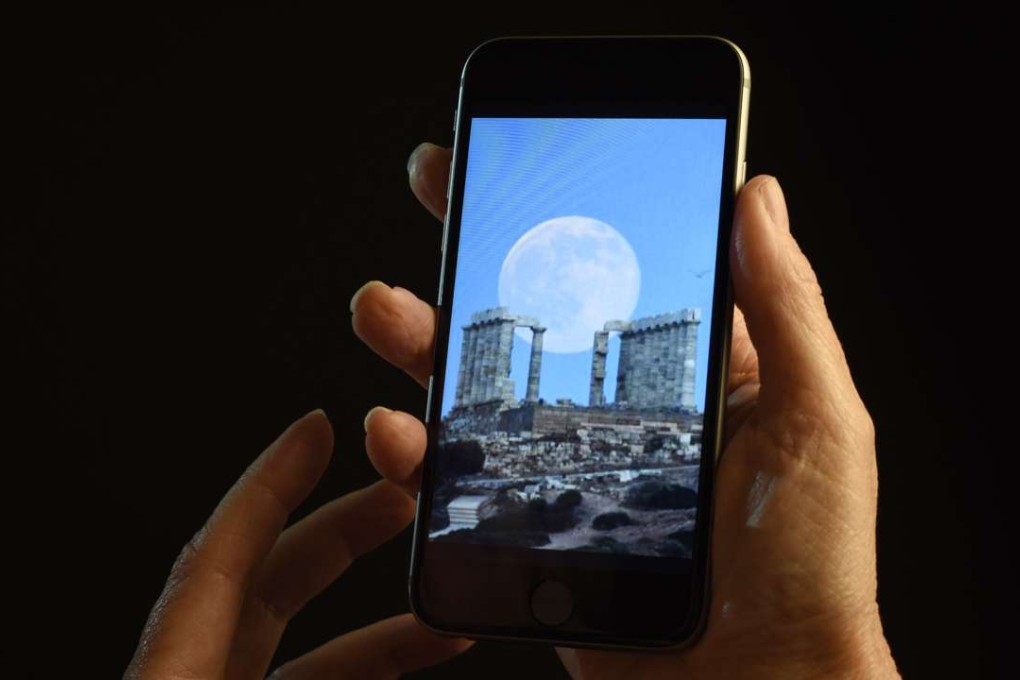 Doctors have detailed separate cases of two women who experienced “transient smartphone blindness” for months. Doctors discovered it was caused by thye particular way they looked at their device in the dark. Photo: AP