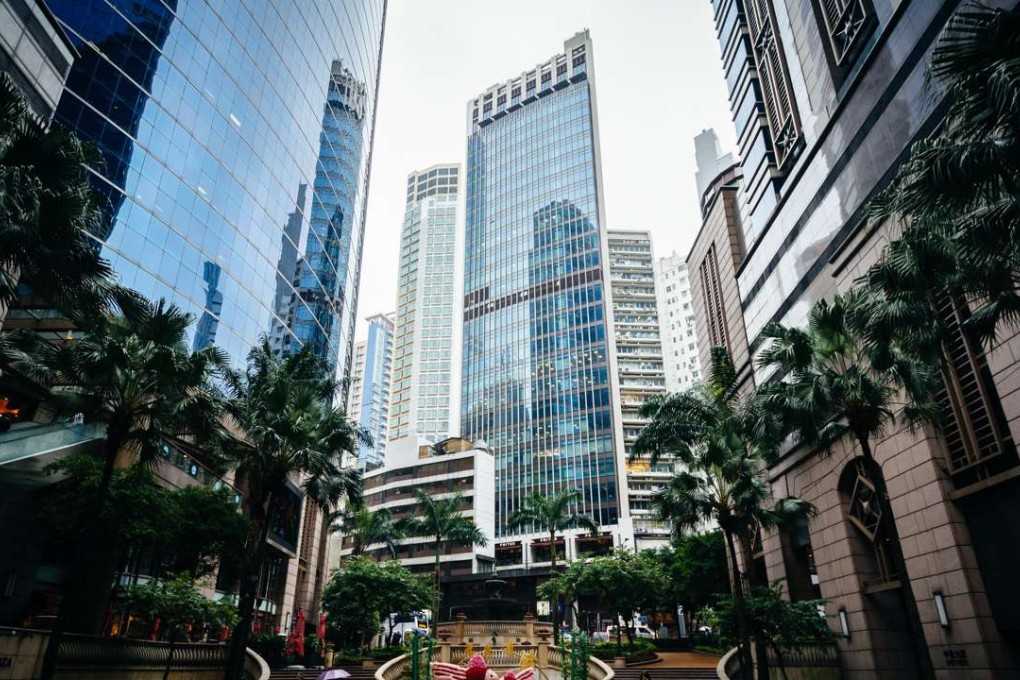 ***ONE TIME USE ONLY*** FD0WH4 Park and modern skyscrapers at Sheung Wan, in Hong Kong, Hong Kong mixes high-rise office blocks with residential buildings, and offers good local amenities and a convenient location. Photo: Alamy