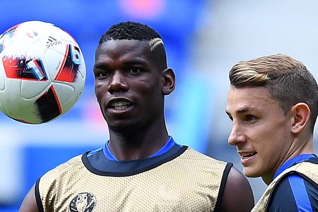 France's midfielder Paul Pogba (L) and France's defender Lucas Digne eye the ball during a training session AFP PHOTO / FRANCK FIFE