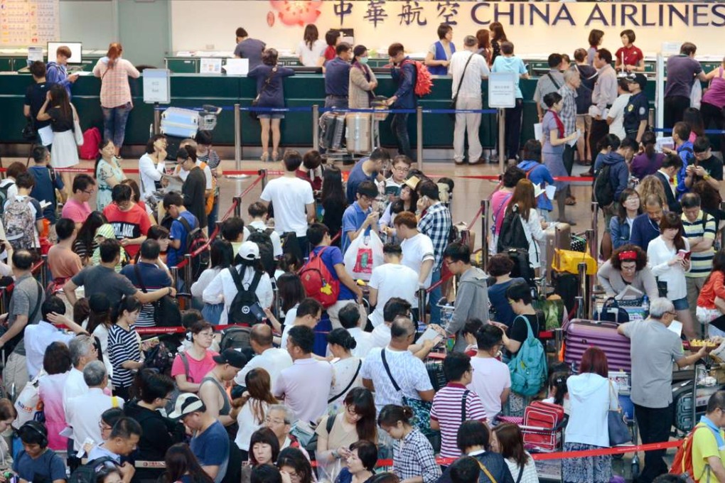 Thousands of passengers queue up at China Airlines counter in Taoyuan International Airport after the strike. Photo: CNA