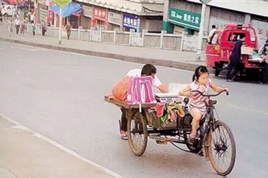 The picture of the child helping her grandfather. Photo: Sina.com