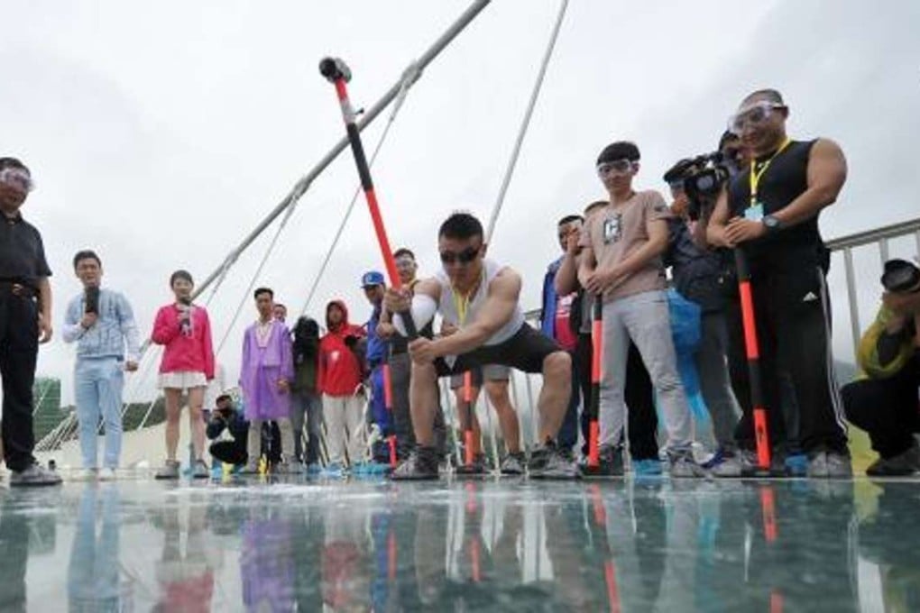 A visitor giving the bridge a pounding. Photo: Chinanews.com