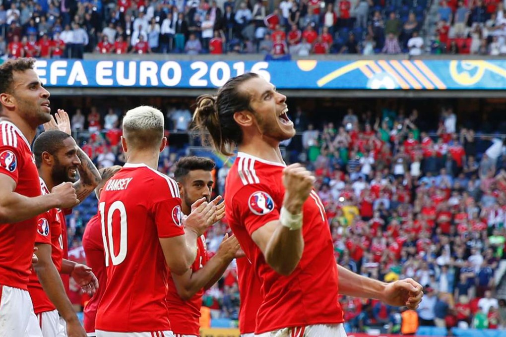 Wales' forward Gareth Bale (C) greets the fans after their victory AFP PHOTO / Thomas SAMSON