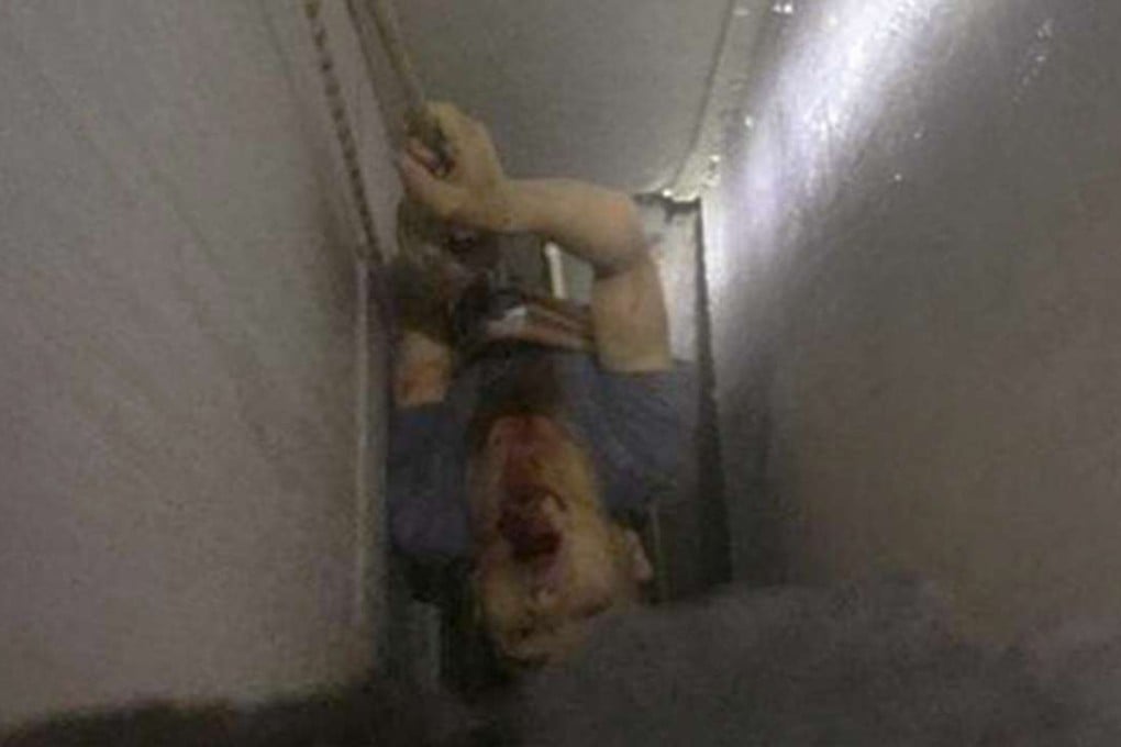 The boy pictured inside the ventilation shaft. Photo: Sina.com